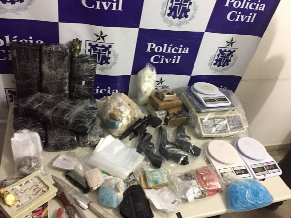 Material apreendido com o suspeito (Foto: Divulga��o/Pol�cia Civil)