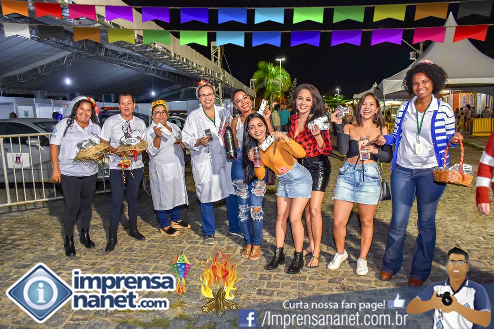 Equipe da Secretaria de Sa�de Distribuindo Preservativos