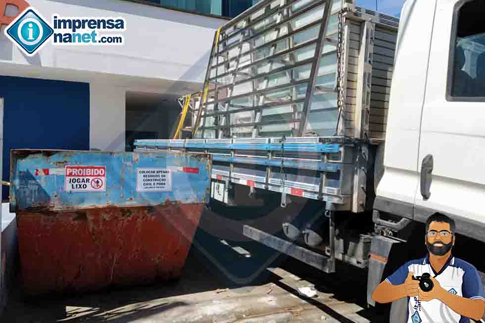 Caminhão descarregando portas e divisórias de vidros no Neuroccor neste sábado 25/07