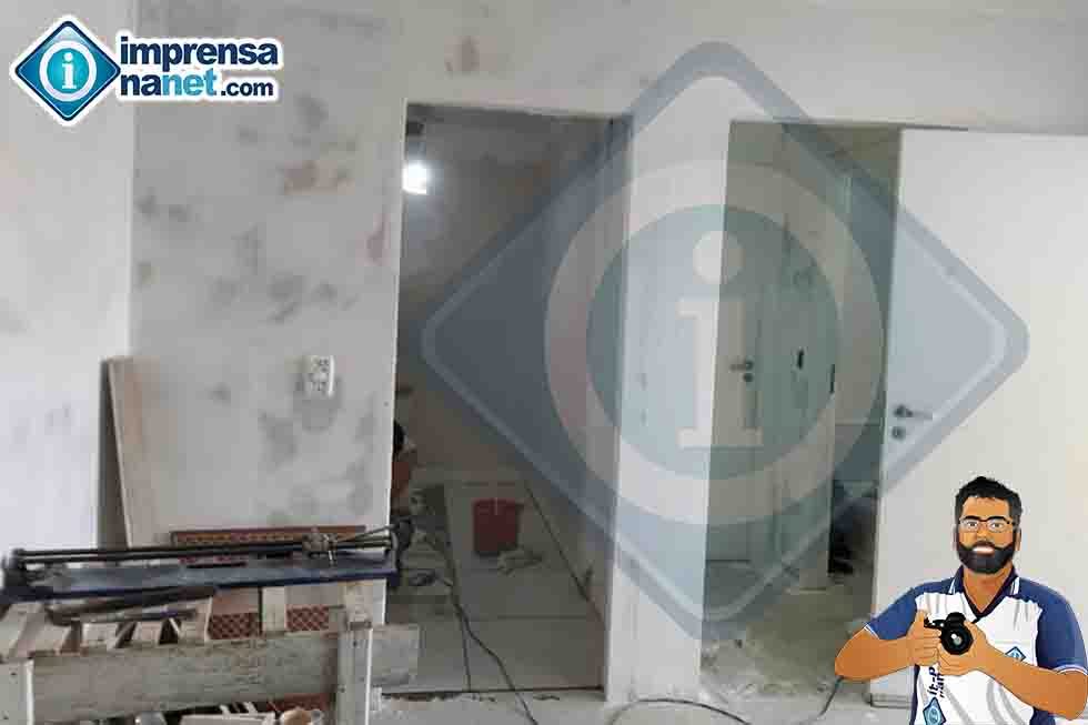 Pedreiro assentando cerâmica nos banheiros das UTIs neste sábado 25/07